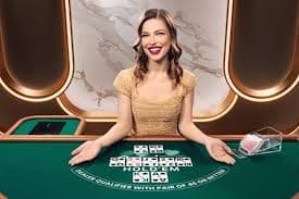 Antarmuka Casino Hold'em di cipinang 4d menampilkan meja permainan dan kartu dealer langsung